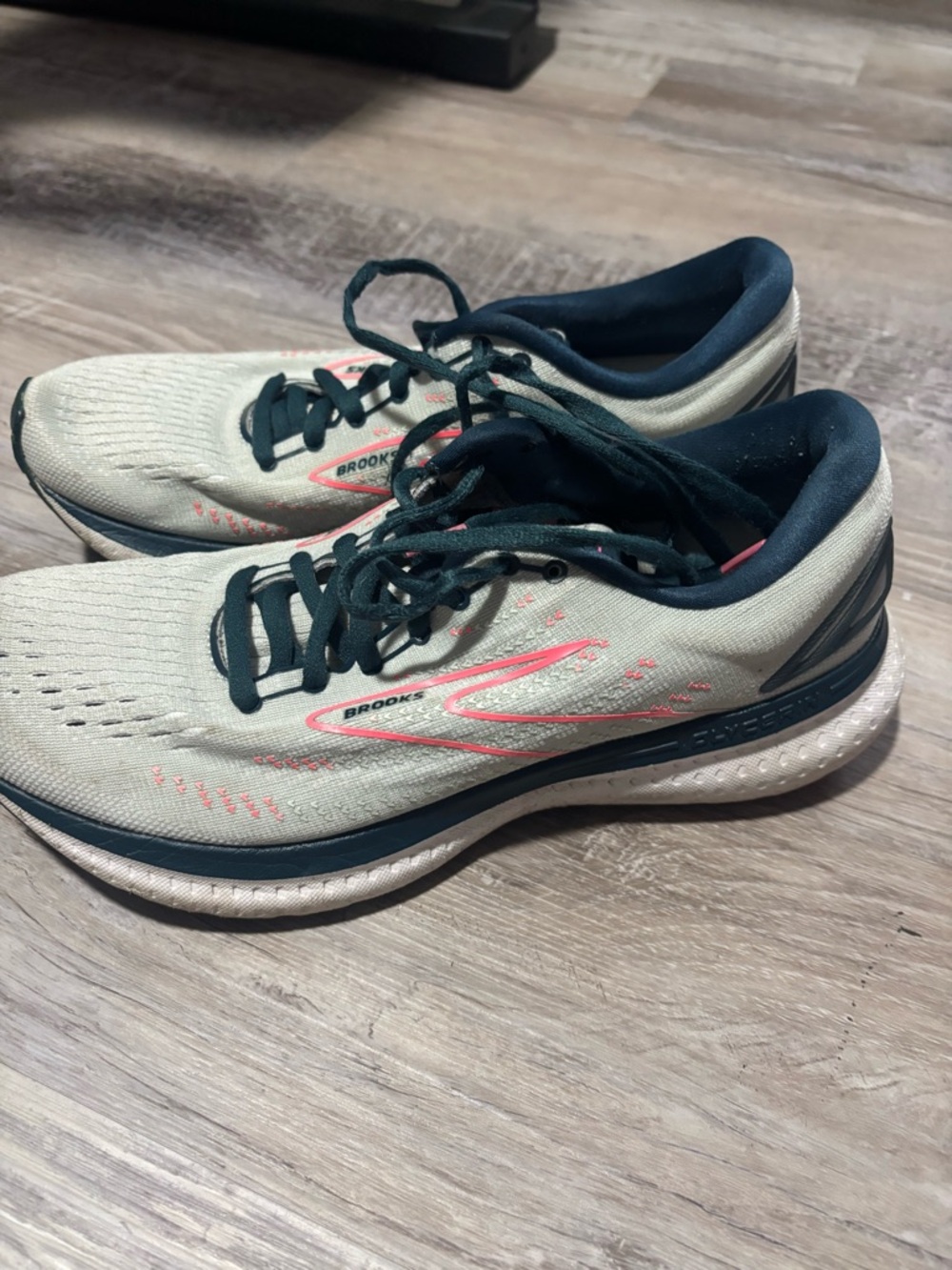 Brooks Glycerin 19 Size 9.5Women’s Running Shoes in Sage Green with Coral Accent